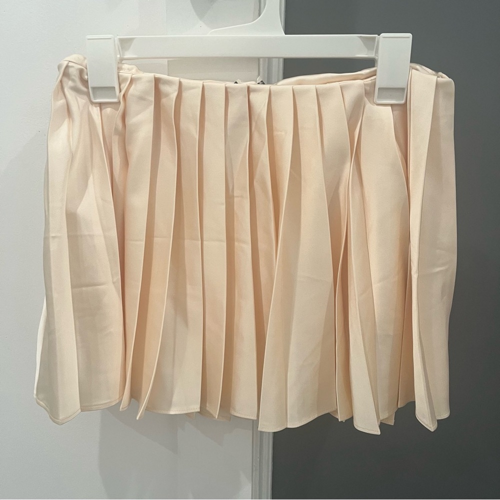 SOLD House of CB Ivory Pleated Satin Mini Skirt Emira size S - Picture 4 of 9